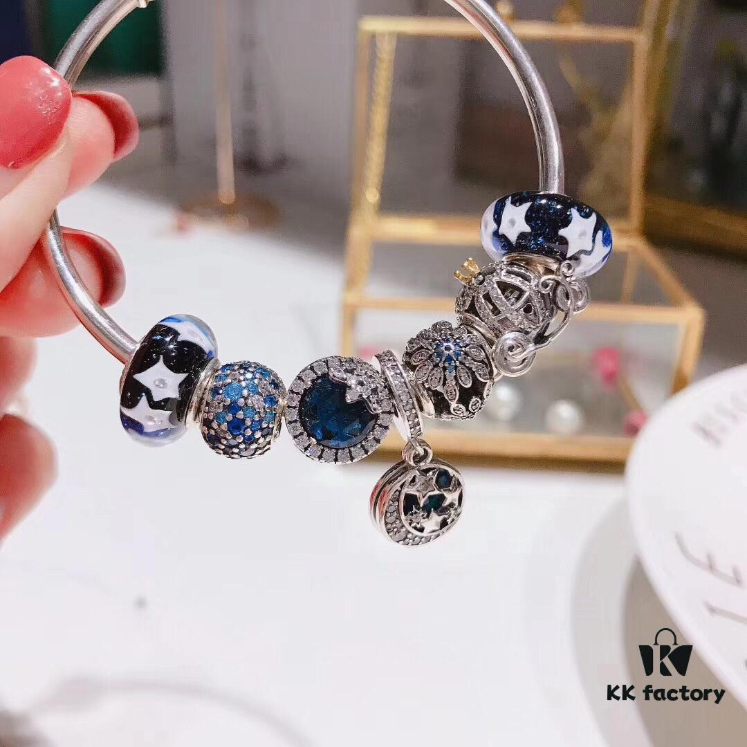 Pandora Romantic Lavender Purple Bell Pendant! Made with counter-grade materials, perfectly crafted at a 1:1 ratio, quality comparable to official retail. Silver wire design with romantic lavender purple glass, lucky sparkling rhinestone four-leaf clover 🍀, bell charm, includes original retail packaging! 🍃🌺