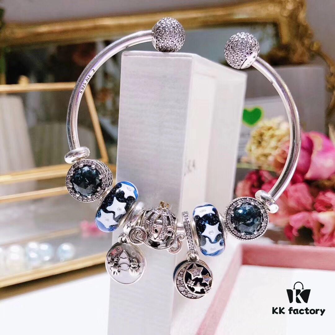 Pandora Pandora Brilliant Blue Star⭐️ New Star Moon Series! Made with counter material, one-to-one perfect craftsmanship, quality comparable to official counter! Brilliant blue star⭐️ glass, sparkling diamond black cat eye, fairy tale pumpkin carriage, snowman pendant, nostalgic night sky star moon pendant. S925 silver comes with official counter packaging!