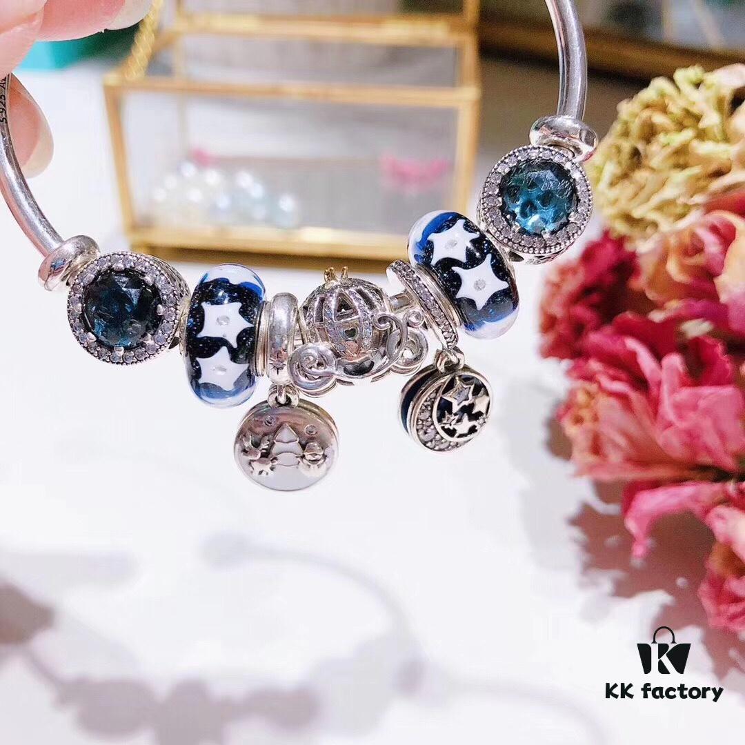 Pandora Pandora Brilliant Blue Star⭐️ New Star Moon Series! Made with counter material, one-to-one perfect craftsmanship, quality comparable to official counter! Brilliant blue star⭐️ glass, sparkling diamond black cat eye, fairy tale pumpkin carriage, snowman pendant, nostalgic night sky star moon pendant. S925 silver comes with official counter packaging!