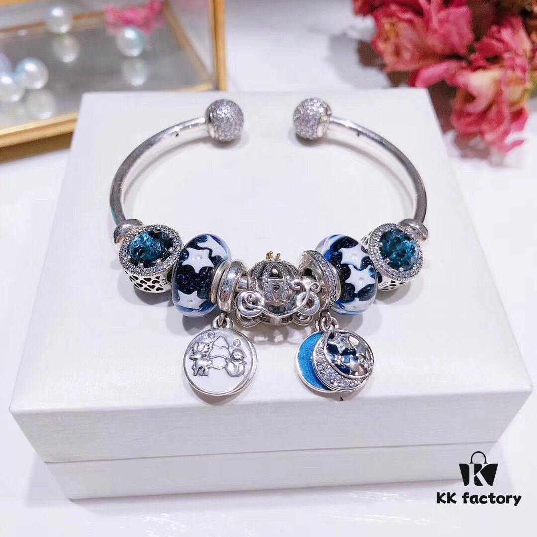 Pandora Pandora Brilliant Blue Star⭐️ New Star Moon Series! Made with counter material, one-to-one perfect craftsmanship, quality comparable to official counter! Brilliant blue star⭐️ glass, sparkling diamond black cat eye, fairy tale pumpkin carriage, snowman pendant, nostalgic night sky star moon pendant. S925 silver comes with official counter packaging!
