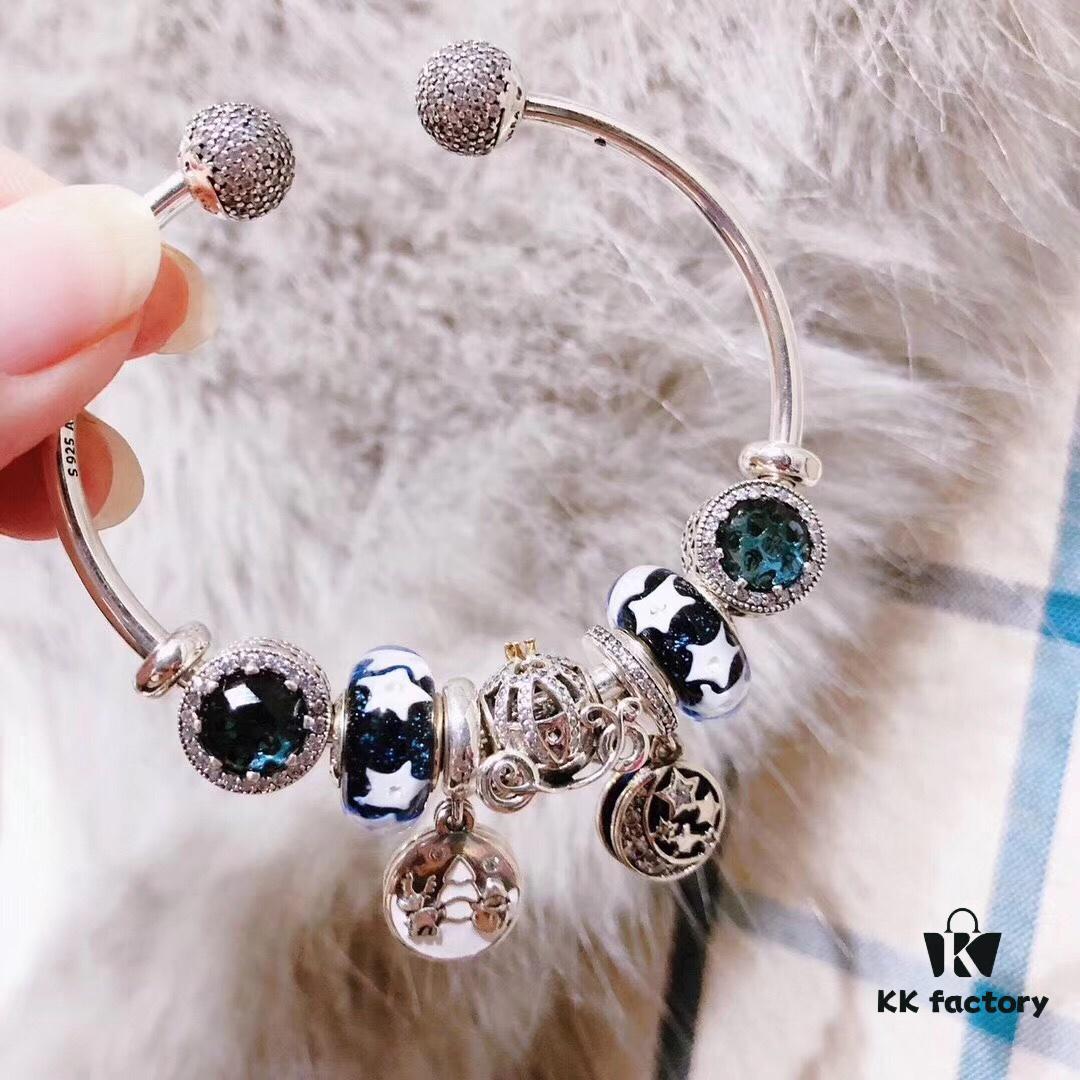 Pandora Pandora Brilliant Blue Star⭐️ New Star Moon Series! Made with counter material, one-to-one perfect craftsmanship, quality comparable to official counter! Brilliant blue star⭐️ glass, sparkling diamond black cat eye, fairy tale pumpkin carriage, snowman pendant, nostalgic night sky star moon pendant. S925 silver comes with official counter packaging!