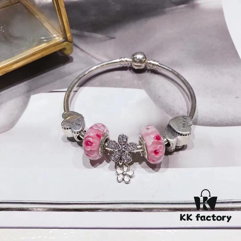 Pandora Pandora Peach Blossom Daisy Flower New Arrival! Crafted with counter materials for a perfect 1:1 replica, quality comparable to official store. Featuring peach blossom glass bead, Valentine's Day double heart charm, and fully diamond-encrusted daisy flower pendant. Made in S925 silver with official packaging!