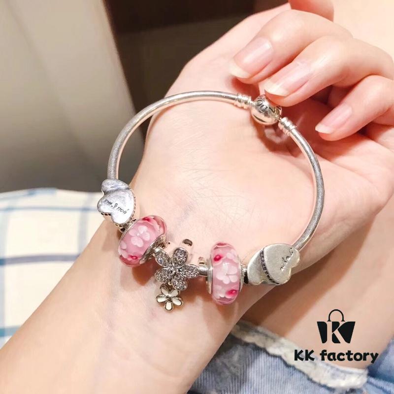 Pandora Pandora Peach Blossom Daisy Flower New Arrival! Crafted with counter materials for a perfect 1:1 replica, quality comparable to official store. Featuring peach blossom glass bead, Valentine's Day double heart charm, and fully diamond-encrusted daisy flower pendant. Made in S925 silver with official packaging!