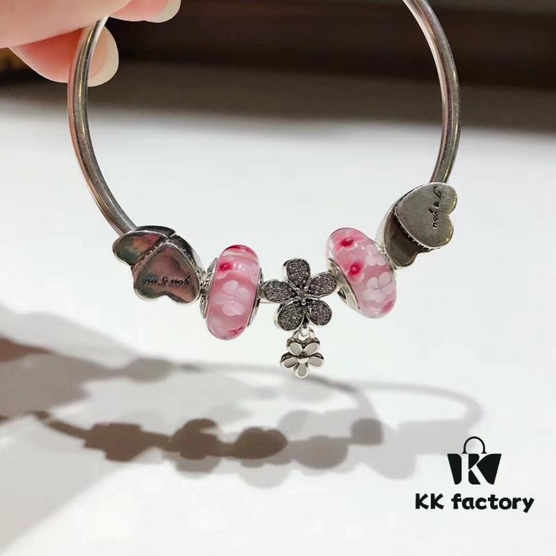 Pandora Pandora Peach Blossom Daisy Flower New Arrival! Crafted with counter materials for a perfect 1:1 replica, quality comparable to official store. Featuring peach blossom glass bead, Valentine's Day double heart charm, and fully diamond-encrusted daisy flower pendant. Made in S925 silver with official packaging!