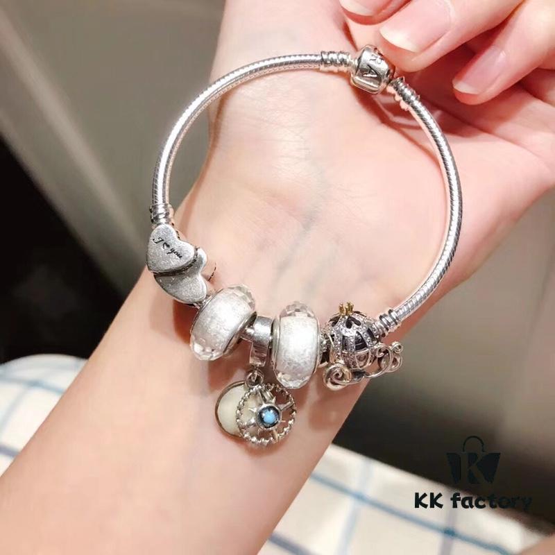 Pandora White Lover New Arrival! Made with counter-grade materials, perfectly crafted in 1:1 precision, quality comparable to official store products! Featuring white faceted crystal, fairy-tale pumpkin carriage, love double-heart charm, North Star pendant, and the iconic White Lover design. Crafted in S925 sterling silver and comes with official packaging!