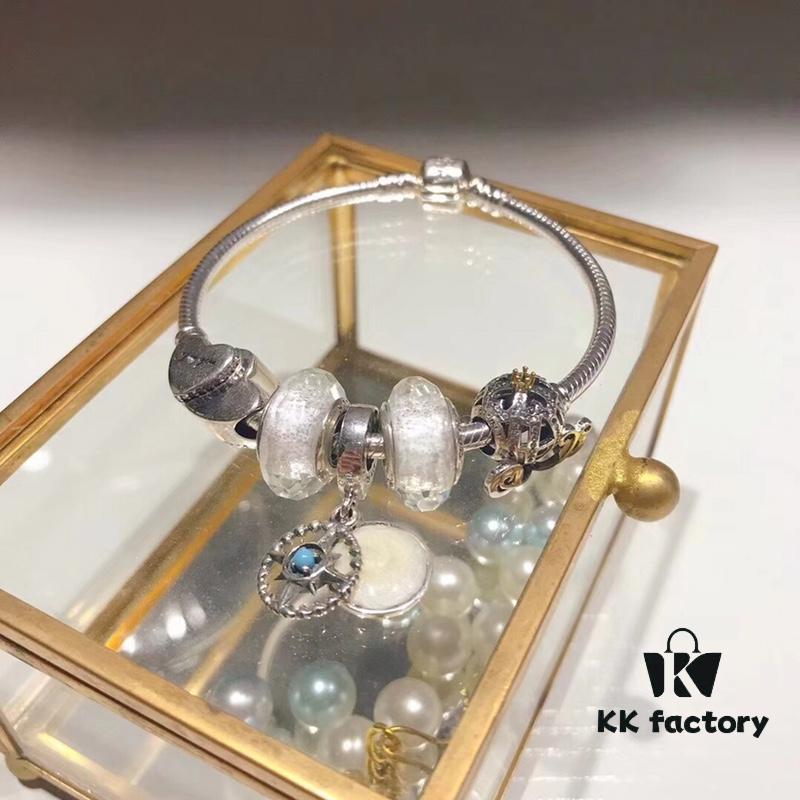 Pandora White Lover New Arrival! Made with counter-grade materials, perfectly crafted in 1:1 precision, quality comparable to official store products! Featuring white faceted crystal, fairy-tale pumpkin carriage, love double-heart charm, North Star pendant, and the iconic White Lover design. Crafted in S925 sterling silver and comes with official packaging!