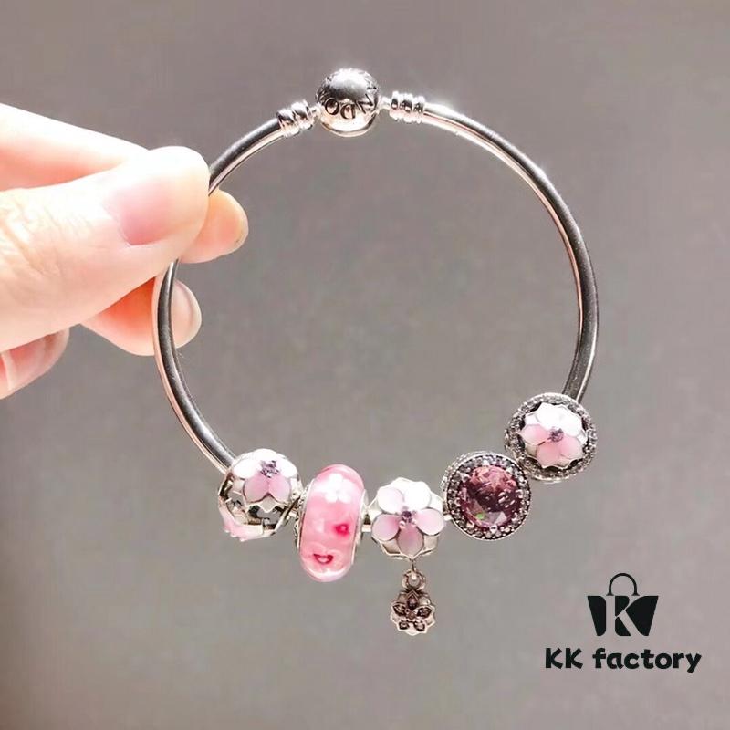 Pandora Pandora Peach Blossom Love New Arrival! Made with counter materials, perfectly crafted one-to-one, quality comparable to counter! Pink peach blossom glass beads, sparkling pink cat's eye, magnolia gradient enamel charm, magnolia pendant, soft pink and fashionable, a new love-themed collection. Comes with S925 silver and original counter packaging!