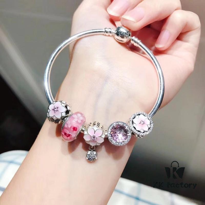 Pandora Pandora Peach Blossom Love New Arrival! Made with counter materials, perfectly crafted one-to-one, quality comparable to counter! Pink peach blossom glass beads, sparkling pink cat's eye, magnolia gradient enamel charm, magnolia pendant, soft pink and fashionable, a new love-themed collection. Comes with S925 silver and original counter packaging!