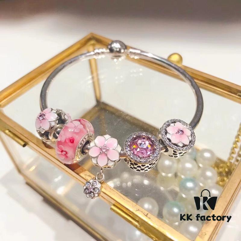 Pandora Pandora Peach Blossom Love New Arrival! Made with counter materials, perfectly crafted one-to-one, quality comparable to counter! Pink peach blossom glass beads, sparkling pink cat's eye, magnolia gradient enamel charm, magnolia pendant, soft pink and fashionable, a new love-themed collection. Comes with S925 silver and original counter packaging!