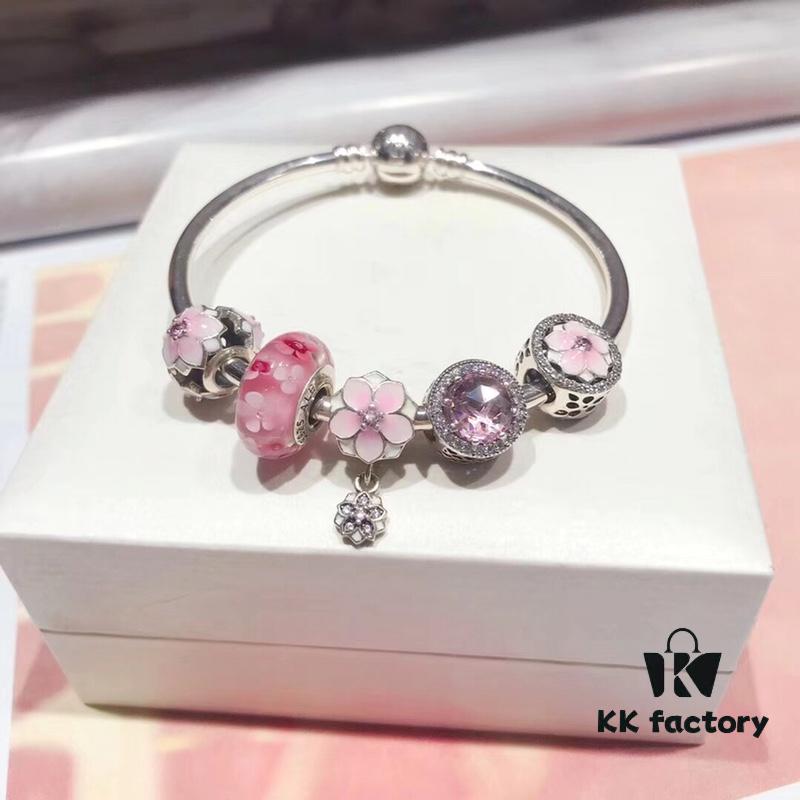 Pandora Pandora Peach Blossom Love New Arrival! Made with counter materials, perfectly crafted one-to-one, quality comparable to counter! Pink peach blossom glass beads, sparkling pink cat's eye, magnolia gradient enamel charm, magnolia pendant, soft pink and fashionable, a new love-themed collection. Comes with S925 silver and original counter packaging!
