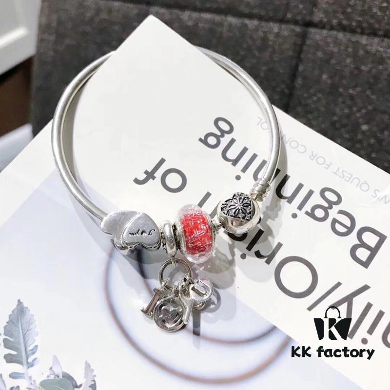 Pandora Pandora Silver Wire Bright Red Love New Arrival! Highest Quality on Market, Supports Counter Cleaning! Made with Counter Materials, Perfect 1:1 Craftsmanship! Imported Original Thai Silver Wire Red Glass, Sparkling Heart, I Love You Pendant, S925 Silver with Counter Packaging!