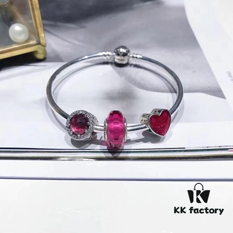 Pandora Pandora Beautiful Rose Red Love New Arrival! Made with counter materials, one-to-one perfect craftsmanship, quality comparable to counter! Faceted rose red glass, rose red sparkling diamond cat's eye, Valentine's Amo TE love charm bead, full of love. S925 silver comes with counter packaging!