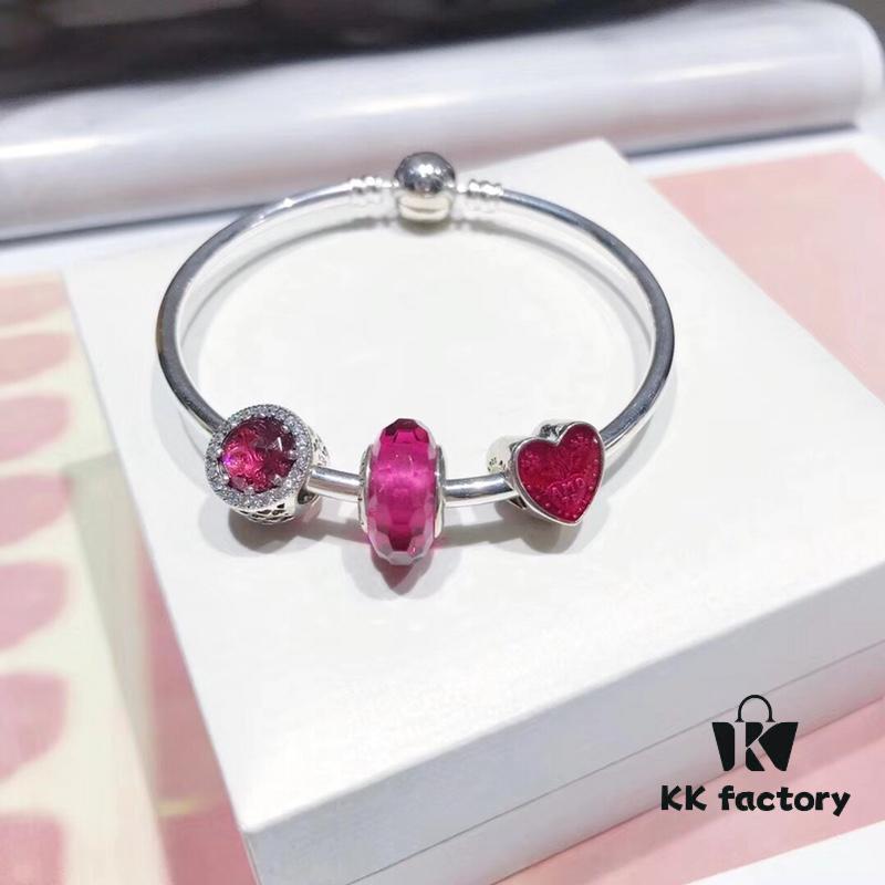 Pandora Pandora Beautiful Rose Red Love New Arrival! Made with counter materials, one-to-one perfect craftsmanship, quality comparable to counter! Faceted rose red glass, rose red sparkling diamond cat's eye, Valentine's Amo TE love charm bead, full of love. S925 silver comes with counter packaging!