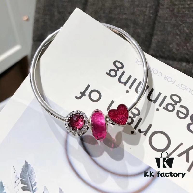 Pandora Pandora Beautiful Rose Red Love New Arrival! Made with counter materials, one-to-one perfect craftsmanship, quality comparable to counter! Faceted rose red glass, rose red sparkling diamond cat's eye, Valentine's Amo TE love charm bead, full of love. S925 silver comes with counter packaging!
