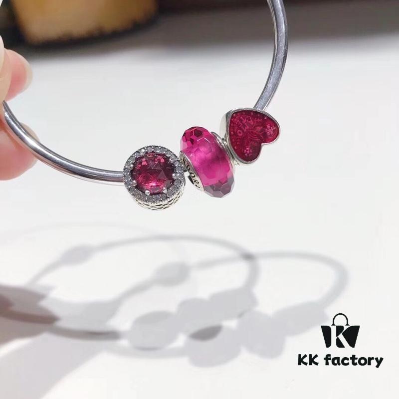 Pandora Pandora Beautiful Rose Red Love New Arrival! Made with counter materials, one-to-one perfect craftsmanship, quality comparable to counter! Faceted rose red glass, rose red sparkling diamond cat's eye, Valentine's Amo TE love charm bead, full of love. S925 silver comes with counter packaging!