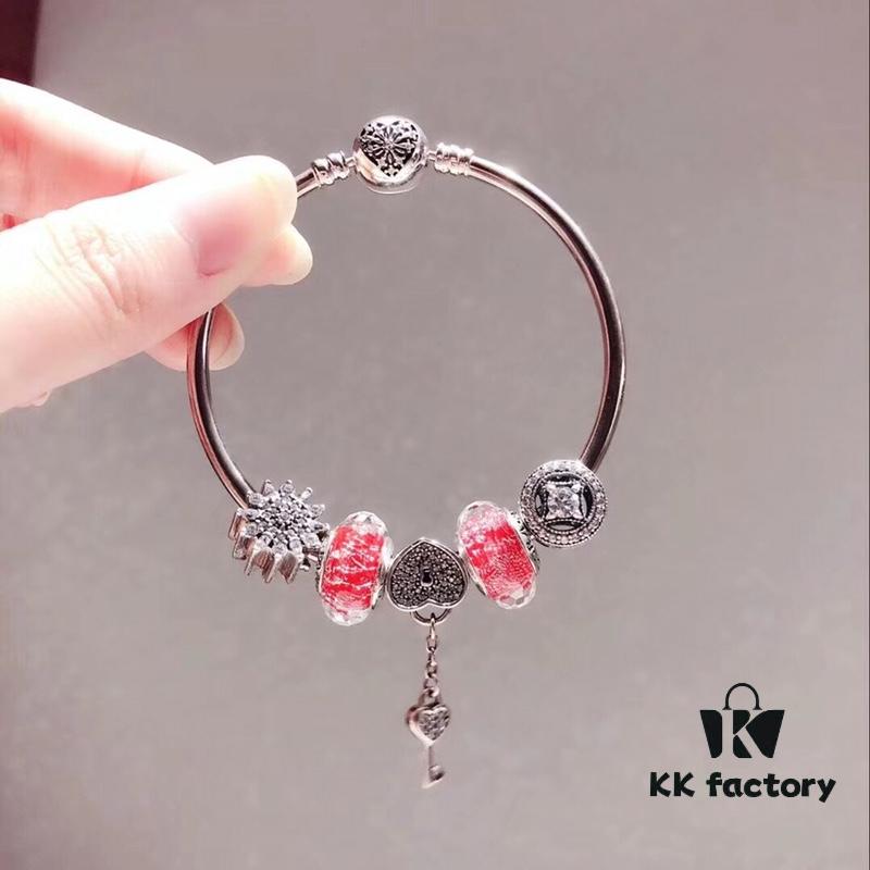 Pandora Pandora Silver Wire Red New Arrival! Highest Quality on Market, Supports Counter Cleaning! Made with Counter Materials for Perfect One-to-One Craftsmanship! Imported Original Red Glass Bead from Thailand, Lovely Heart Key Pendant, Beautiful Snowflake Bead, Prosperity Coin Bead, Beautifying Your Entire Youth. S925 Silver Comes with Official Packaging!