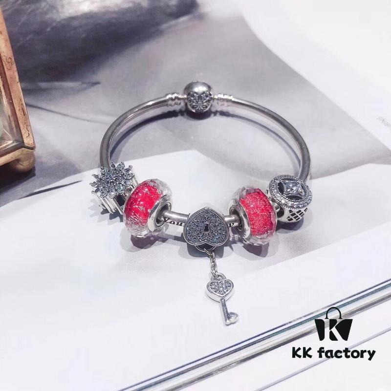 Pandora Pandora Silver Wire Red New Arrival! Highest Quality on Market, Supports Counter Cleaning! Made with Counter Materials for Perfect One-to-One Craftsmanship! Imported Original Red Glass Bead from Thailand, Lovely Heart Key Pendant, Beautiful Snowflake Bead, Prosperity Coin Bead, Beautifying Your Entire Youth. S925 Silver Comes with Official Packaging!