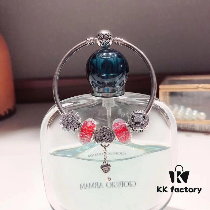 Pandora Pandora Silver Wire Red New Arrival! Highest Quality on Market, Supports Counter Cleaning! Made with Counter Materials for Perfect One-to-One Craftsmanship! Imported Original Red Glass Bead from Thailand, Lovely Heart Key Pendant, Beautiful Snowflake Bead, Prosperity Coin Bead, Beautifying Your Entire Youth. S925 Silver Comes with Official Packaging!