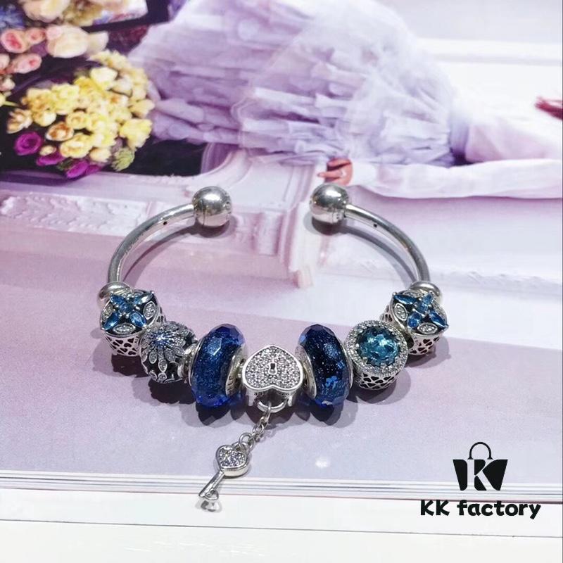 Pandora Pandora Blue Sparkling Diamond Heart ♥️ Key 🔑 New Arrival! Made with counter materials, one-to-one perfect craftsmanship, quality comparable to counter! Blue faceted glass, dark blue cat's eye, cross snowflake ❄️, sparkling diamond heart ♥️ key 🔑 pendant, S925 silver with original counter packaging! 🍃🌺