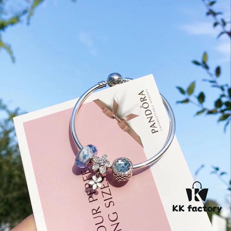 Pandora Icy Blue Bubble Sparkling Diamond Daisy New Arrival! Made with counter-grade materials, perfectly crafted to match the original quality. Featuring icy blue bubble glass, icy blue cat's eye, sparkling diamond daisy, and S925 silver, complete with official packaging!