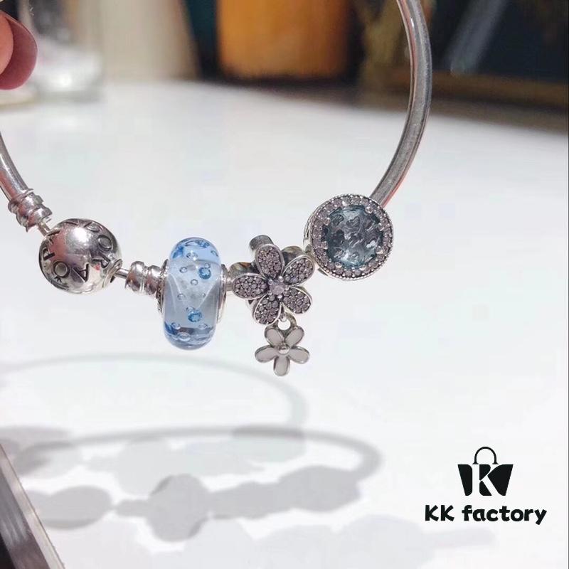 Pandora Icy Blue Bubble Sparkling Diamond Daisy New Arrival! Made with counter-grade materials, perfectly crafted to match the original quality. Featuring icy blue bubble glass, icy blue cat's eye, sparkling diamond daisy, and S925 silver, complete with official packaging!