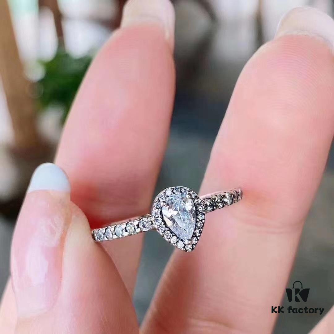 Pandora Waterdrop Pigeon Ring, carefully crafted with a waterdrop shape — perfectly sized for standalone wear or pairing with a wish ring, a true standout 💫 Made of sterling silver with the entire band encrusted with sparkling diamonds