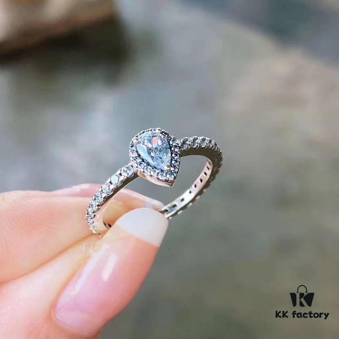 Pandora Waterdrop Pigeon Ring, carefully crafted with a waterdrop shape — perfectly sized for standalone wear or pairing with a wish ring, a true standout 💫 Made of sterling silver with the entire band encrusted with sparkling diamonds