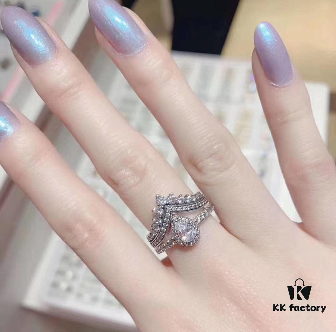 Pandora Waterdrop Pigeon Ring, carefully crafted with a waterdrop shape — perfectly sized for standalone wear or pairing with a wish ring, a true standout 💫 Made of sterling silver with the entire band encrusted with sparkling diamonds