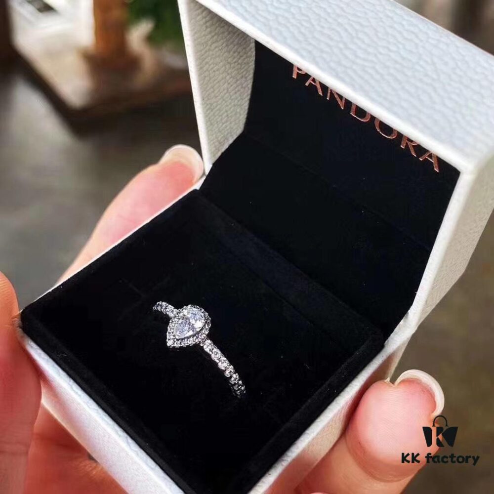 Pandora Waterdrop Pigeon Ring, carefully crafted with a waterdrop shape — perfectly sized for standalone wear or pairing with a wish ring, a true standout 💫 Made of sterling silver with the entire band encrusted with sparkling diamonds