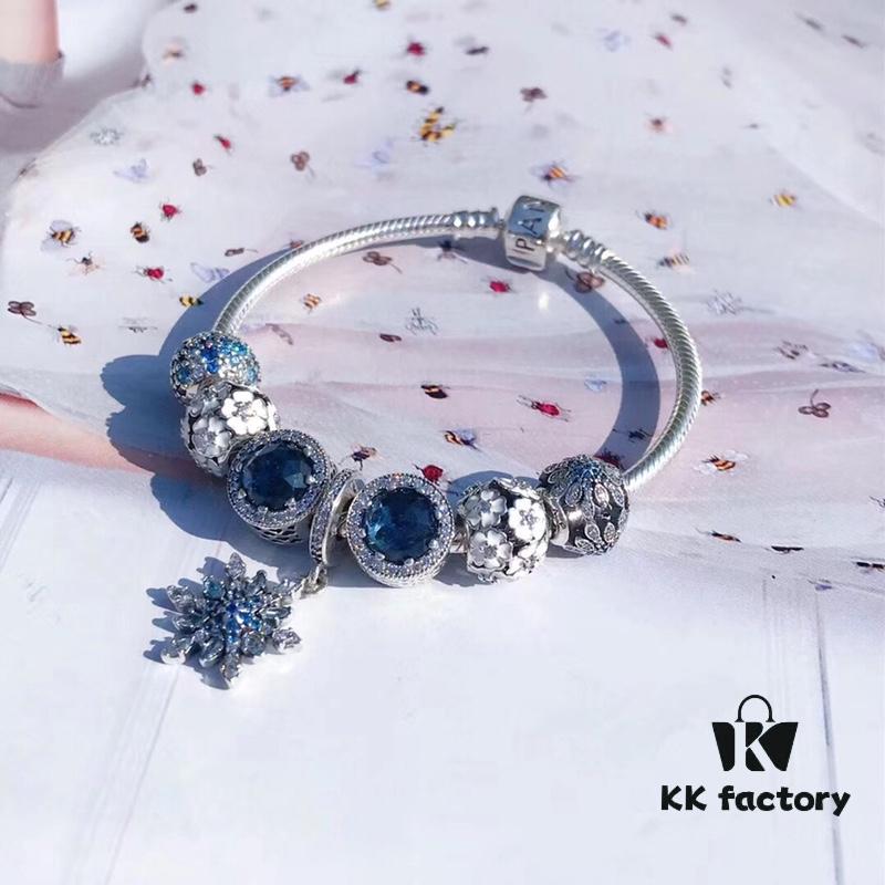 Pandora Pandora Midnight Blue Snowflake ❄️ New Arrival! Made with counter materials, perfectly crafted one-to-one, quality comparable to official store products! Sparkling midnight blue cat's eye, white daisy enamel bead, blue sparkling snowflake ❄️ bead, blue vibrant sparkling bead, paired with blue snowflake ❄️ pendant. S925 silver comes with official packaging!