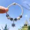 Pandora Pandora Midnight Blue Snowflake ❄️ New Arrival! Made with counter materials, perfectly crafted one-to-one, quality comparable to official store products! Sparkling midnight blue cat's eye, white daisy enamel bead, blue sparkling snowflake ❄️ bead, blue vibrant sparkling bead, paired with blue snowflake ❄️ pendant. S925 silver comes with official packaging!