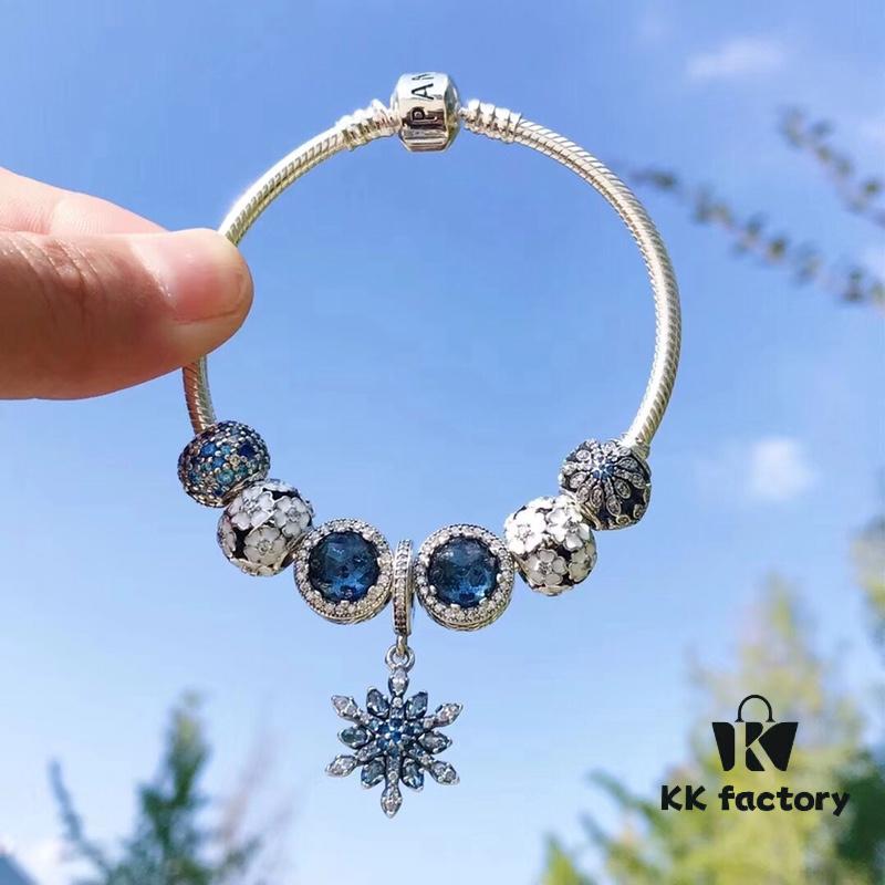 Pandora Pandora Midnight Blue Snowflake ❄️ New Arrival! Made with counter materials, perfectly crafted one-to-one, quality comparable to official store products! Sparkling midnight blue cat's eye, white daisy enamel bead, blue sparkling snowflake ❄️ bead, blue vibrant sparkling bead, paired with blue snowflake ❄️ pendant. S925 silver comes with official packaging!