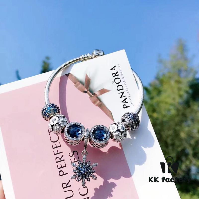 Pandora Pandora Midnight Blue Snowflake ❄️ New Arrival! Made with counter materials, perfectly crafted one-to-one, quality comparable to official store products! Sparkling midnight blue cat's eye, white daisy enamel bead, blue sparkling snowflake ❄️ bead, blue vibrant sparkling bead, paired with blue snowflake ❄️ pendant. S925 silver comes with official packaging!