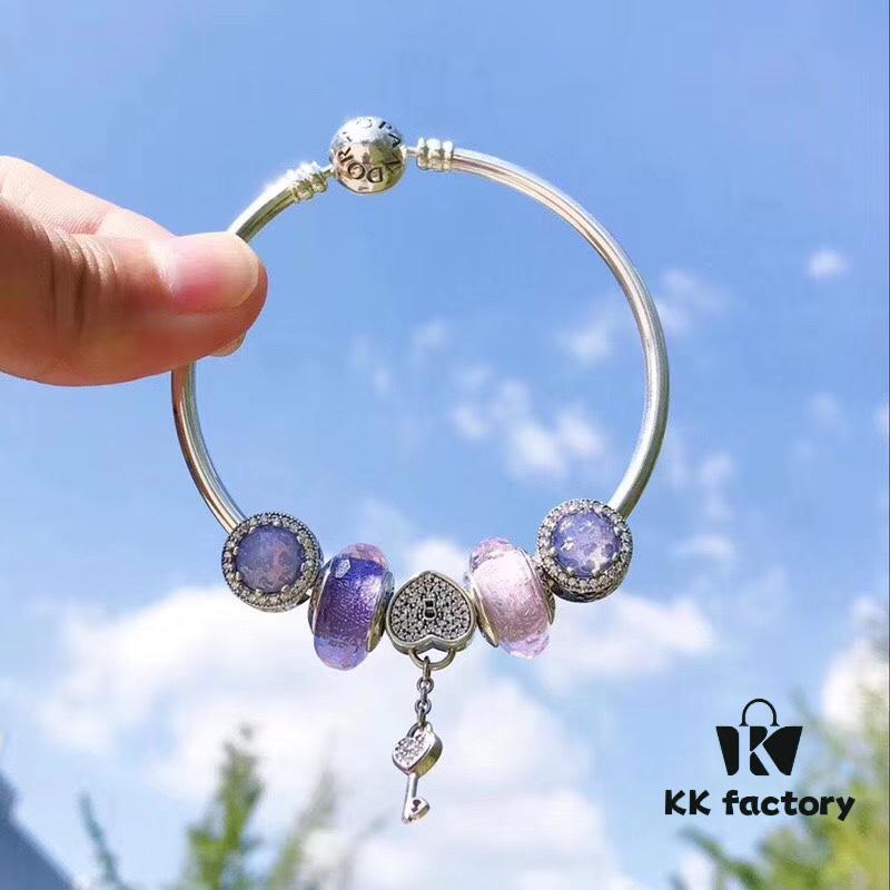 Pandora Pandora Silver Wire Pink Purple Heart Key New Arrival! Top Grade on Market, Compatible with Official Counter Cleaning! Made with Cabinet Materials for Perfect One-to-One Replication! Imported Original Thai Silver Wire Pink Purple Glass, Sparkling Diamond Cat's Eye, Paired with Sparkling Diamond Heart Key Pendant. S925 Silver Comes with Official Packaging!