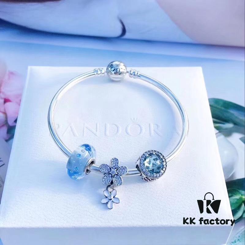 Pandora Ice Blue Bubble Sparkling Diamond Daisy New Arrival! Made with counter materials, perfectly crafted 1:1, quality comparable to official store products! Featuring bubble ice blue glass, ice blue cat's eye, sparkling diamond daisy, S925 silver with original packaging!