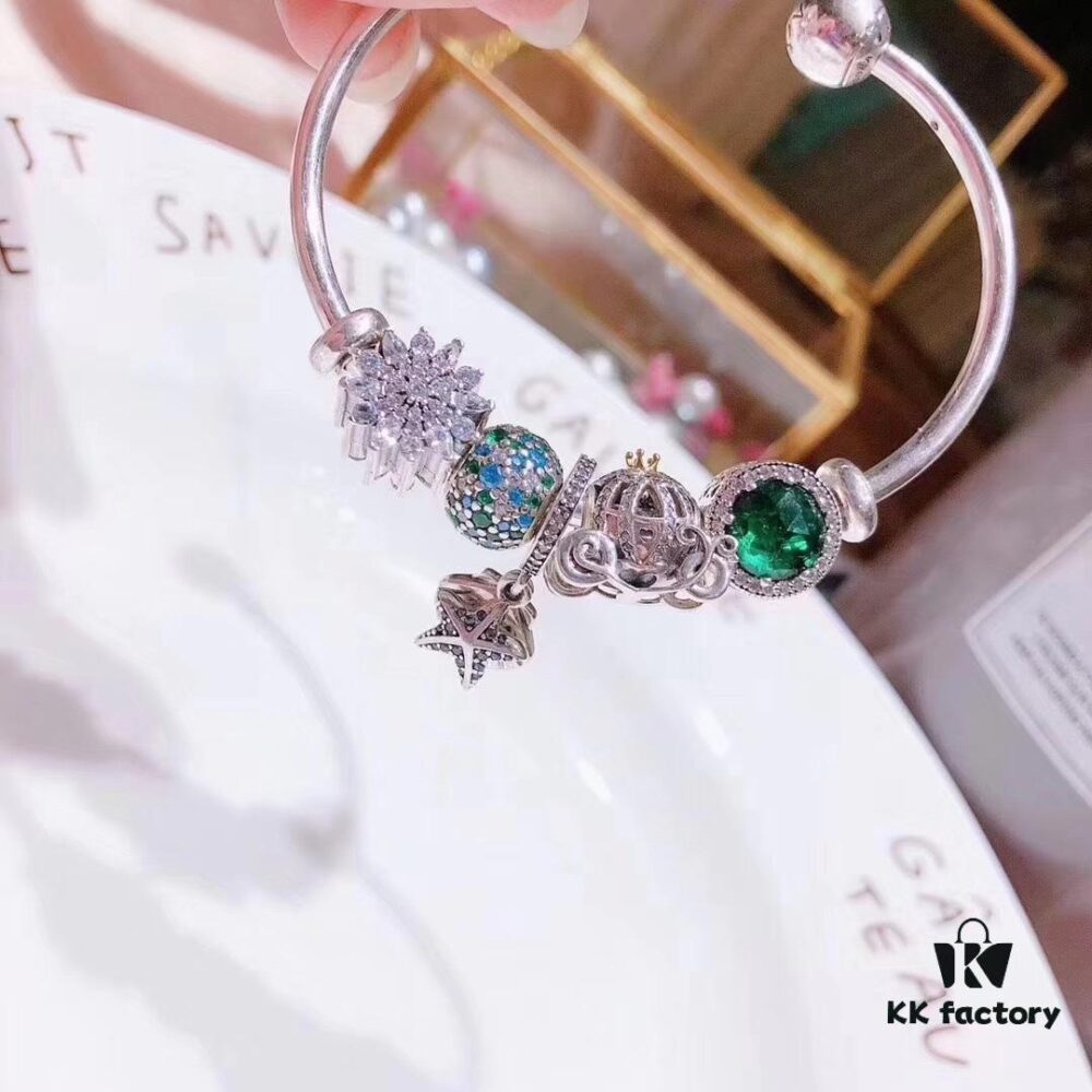 Pandora Sparkling Diamond Green Summer Starfish New Arrival! Made with counter-grade materials, perfectly crafted 1:1, quality comparable to official store products! Featuring sparkling diamond snowflakes, green sparkling beads, sparkling green cat's eye, fairy tale pumpkin carriage, and summer starfish pendant.