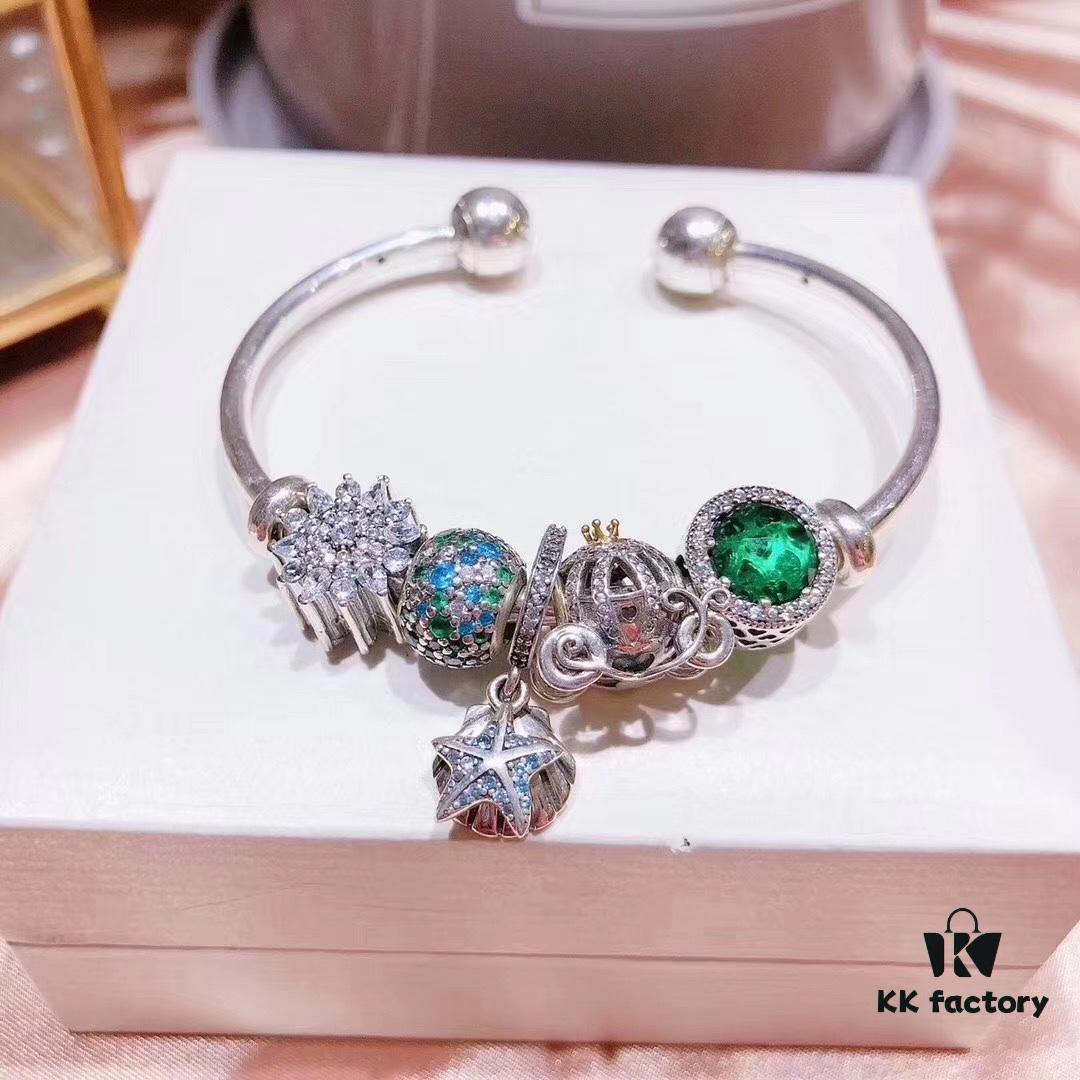 Pandora Sparkling Diamond Green Summer Starfish New Arrival! Made with counter-grade materials, perfectly crafted 1:1, quality comparable to official store products! Featuring sparkling diamond snowflakes, green sparkling beads, sparkling green cat's eye, fairy tale pumpkin carriage, and summer starfish pendant.