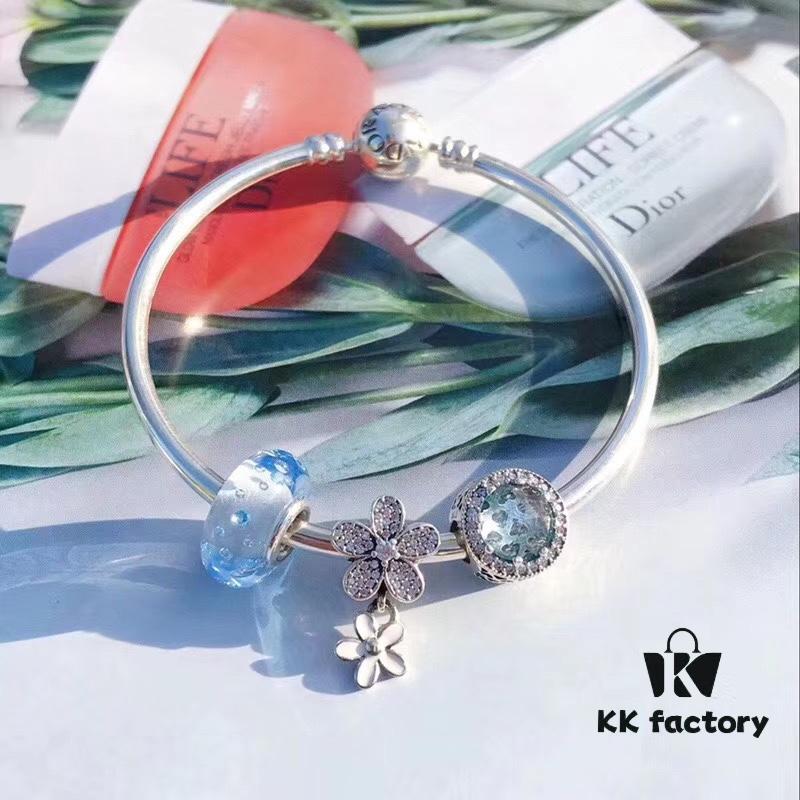 Pandora Ice Blue Bubble Sparkling Diamond Daisy New Arrival! Made with counter materials, perfectly crafted 1:1, quality comparable to official store products! Featuring bubble ice blue glass, ice blue cat's eye, sparkling diamond daisy, S925 silver with original packaging!