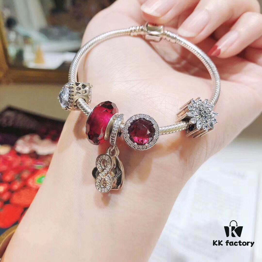 Pandora Rose Red Infinity Love ❤️ New Arrival! Made with counter-grade materials, perfectly crafted at a 1:1 ratio, quality comparable to official store products. Features rose-red faceted glass beads, sparkling diamond-cut rose-red cat's eye, colorful snowflake beads, sparkling teardrop beads 💧, and the infinity '8' shaped heart pendant 💗. Comes with original packaging! 🍃🌺