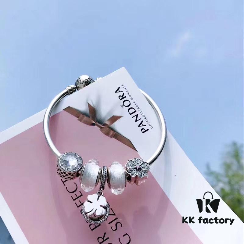 Pandora White Clover New Arrival! Crafted with boutique materials, perfectly replicating the original design. High-quality silver wire with white faceted glass beads, sparkling white cat's eye beads, and fully diamond-paved five-petal flower spacers paired with a clover charm. Made of S925 sterling silver and comes with authentic boutique packaging!