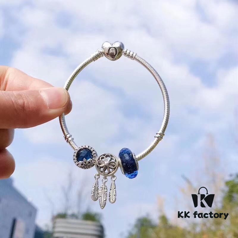 Pandora Pandora Blue Dream Catcher New Arrival! Made with counter materials, perfectly crafted one-to-one, quality comparable to counter! Brilliant blue faceted glass, sparkling snowflake ❄ cat's eye, meaningful dream catcher pendant paired with classic heart 💗 snake bone chain design. S925 silver comes with counter packaging! 🍃🌺