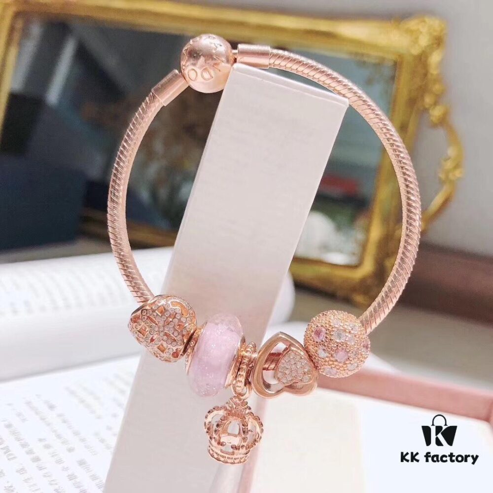 Pandora Rose Crown Crown 👑 New Arrival! Made with boutique materials, perfectly crafted one-to-one, quality comparable to boutique standard. Features rose pink faceted crystal, rose open-heart design 💗, rose floral heart charm 💗, same-color sparkling stone clasp, and rose crown pendant. Comes with official boutique packaging! 🍃🌺