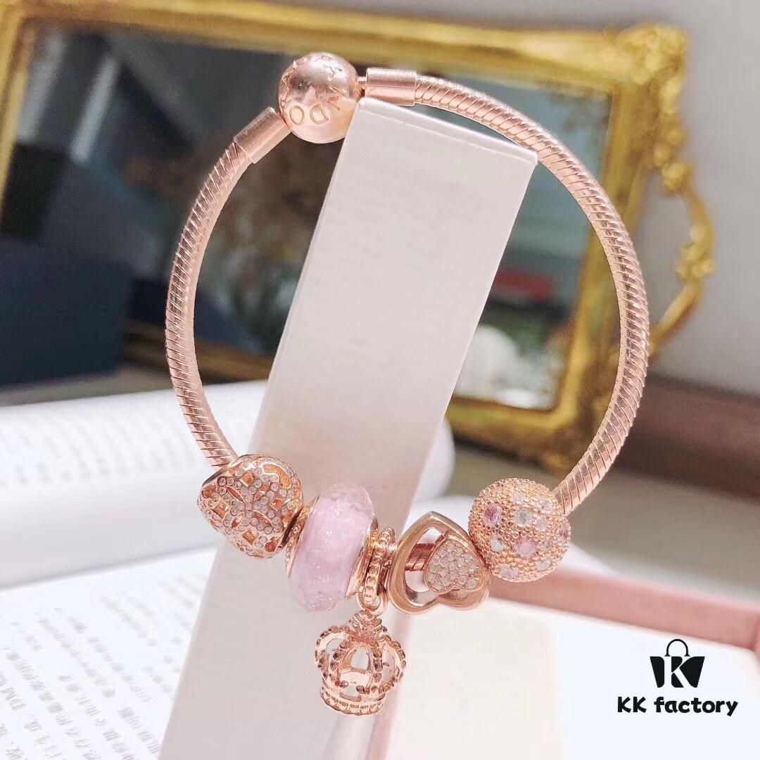 Pandora Rose Crown Crown 👑 New Arrival! Made with boutique materials, perfectly crafted one-to-one, quality comparable to boutique standard. Features rose pink faceted crystal, rose open-heart design 💗, rose floral heart charm 💗, same-color sparkling stone clasp, and rose crown pendant. Comes with official boutique packaging! 🍃🌺