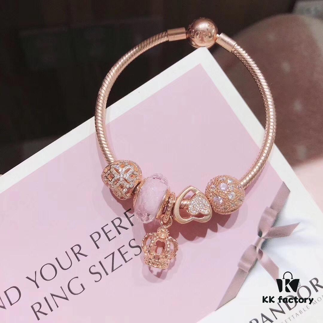 Pandora Rose Crown Crown 👑 New Arrival! Made with boutique materials, perfectly crafted one-to-one, quality comparable to boutique standard. Features rose pink faceted crystal, rose open-heart design 💗, rose floral heart charm 💗, same-color sparkling stone clasp, and rose crown pendant. Comes with official boutique packaging! 🍃🌺