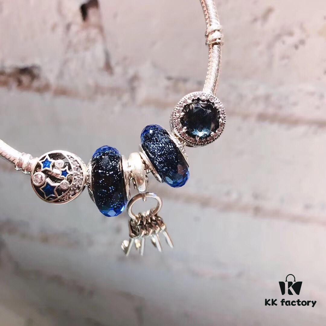 Pandora Pandora Brilliant Blue Colorful Love Key 🔑 New Arrival! Made with counter materials, perfectly crafted one-to-one, quality comparable to counter products. Featuring brilliant blue faceted crystal, sparkling diamond-cut dark cat's eye, openwork star and moon beads, noble colorful love key 🔑 pendant. Comes with original counter packaging!