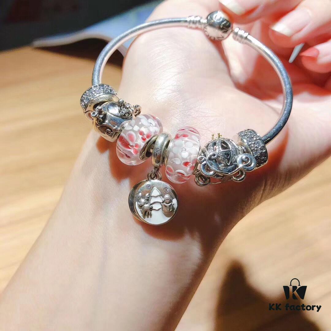 Pandora Pandora Peach Blossom Snowman ❄️ New Arrival! Made with counter materials, perfectly crafted one-to-one, quality comparable to official counter products. Featuring peach blossom glass bead, teapot fairy 🧚‍♀️, fairy tale pumpkin carriage, sparkling rhinestone clip, white snowman pendant. Comes with original counter packaging! 🍃🌺