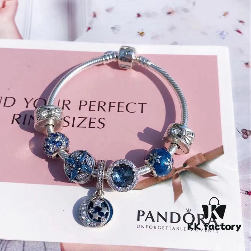 Pandora Pandora Shimmering Blue Star and Moon ☪️ New Arrival! Perfectly crafted with counter materials, one-to-one replication, quality comparable to official store products! Shimmering blue cross snowflake ❄️ charm, sparkling dark blue cat's eye, fully diamond-paved blue bead, enamel snowflake bead, bow 🎀 clasp, paired with star and moon fairy tale pendant. Made of S925 silver and comes with official packaging!