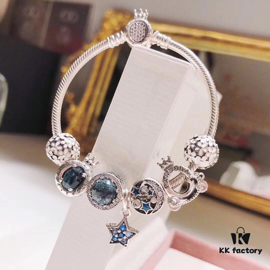Pandora Midnight Blue Star ⭐️ New Arrival! High-Quality Replica with Original Materials, Featuring Sparkling Midnight Blue Cat's Eye, Vintage Night Sky Openwork Moon & Stars, Crown-Embellished Cat's Eye, Daisy Flower Clip, Carriage Charm, and Sparkling Star Pendant