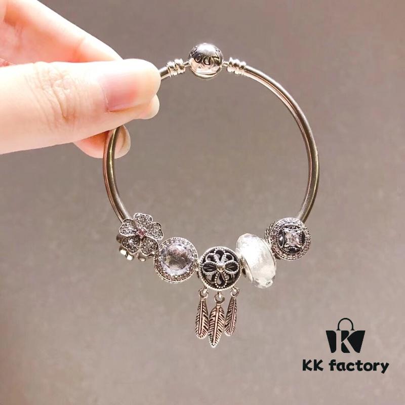 Pandora Pandora White Dream Catcher New Arrival! Made with counter materials, perfectly crafted one-to-one, quality comparable to counter! White faceted glass, white cat's eye, wealth-attracting coin charm, fully diamond-paved five-petal flower charm, meaningful dream catcher pendant! S925 silver comes with official counter packaging!