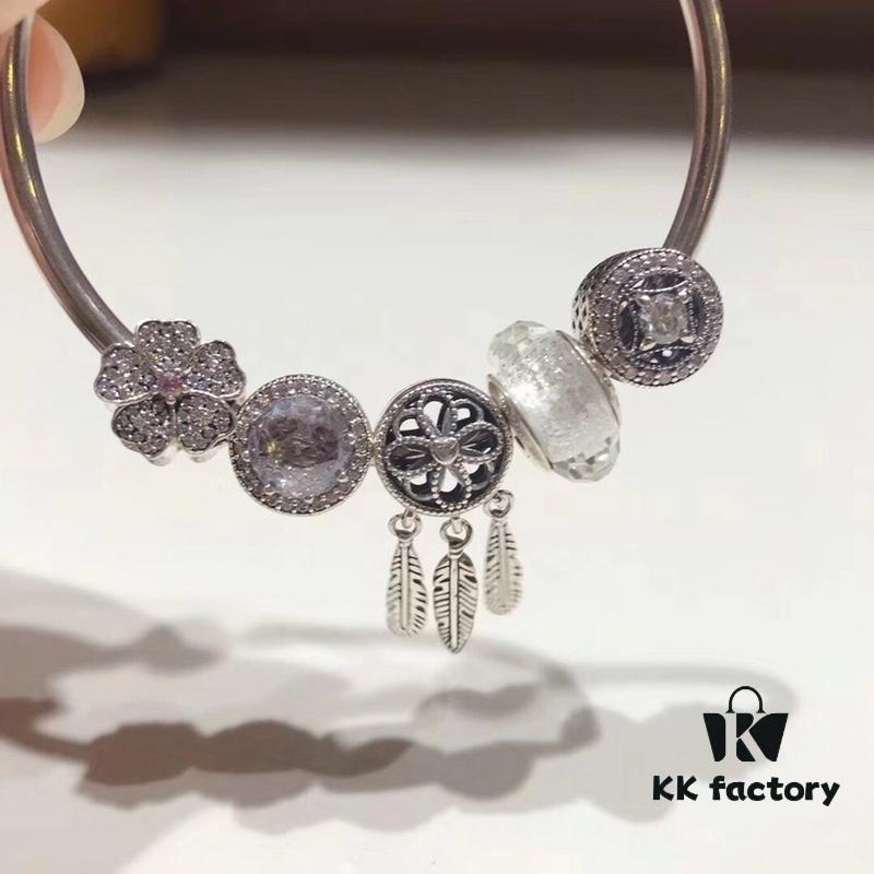 Pandora Pandora White Dream Catcher New Arrival! Made with counter materials, perfectly crafted one-to-one, quality comparable to counter! White faceted glass, white cat's eye, wealth-attracting coin charm, fully diamond-paved five-petal flower charm, meaningful dream catcher pendant! S925 silver comes with official counter packaging!